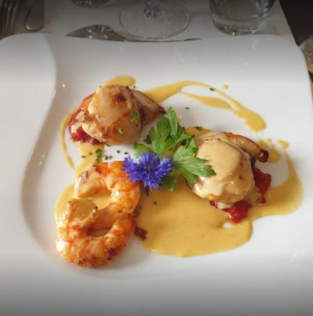 noix de Saint-Jacques et crevettes en sauce