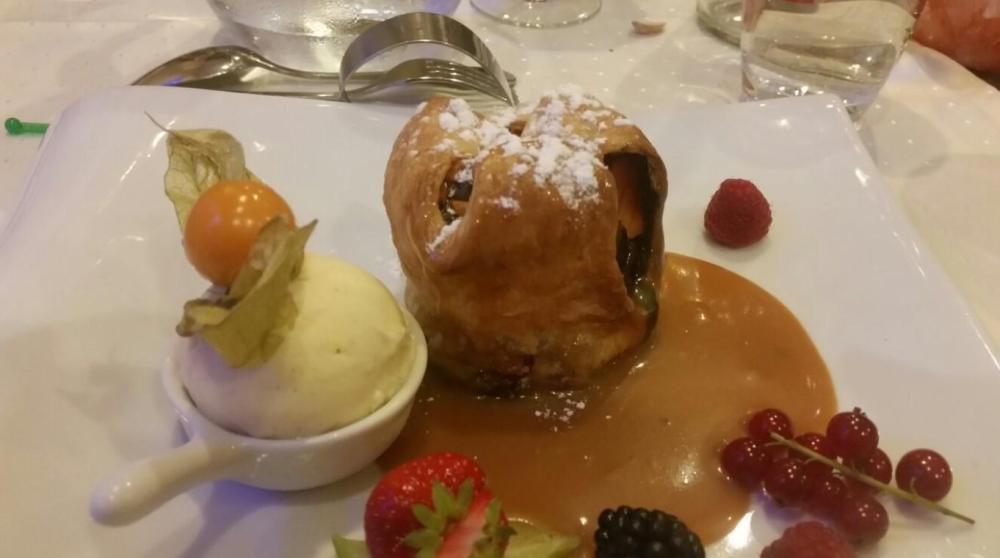 gâteau accompagné d'une boule de glace