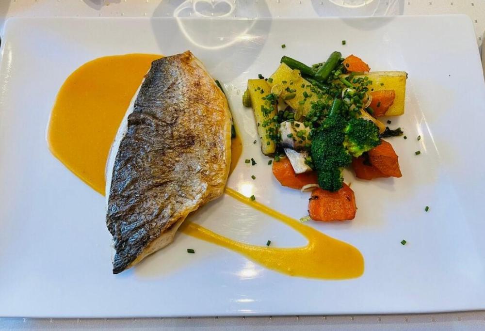 poisson accompagné de légumes